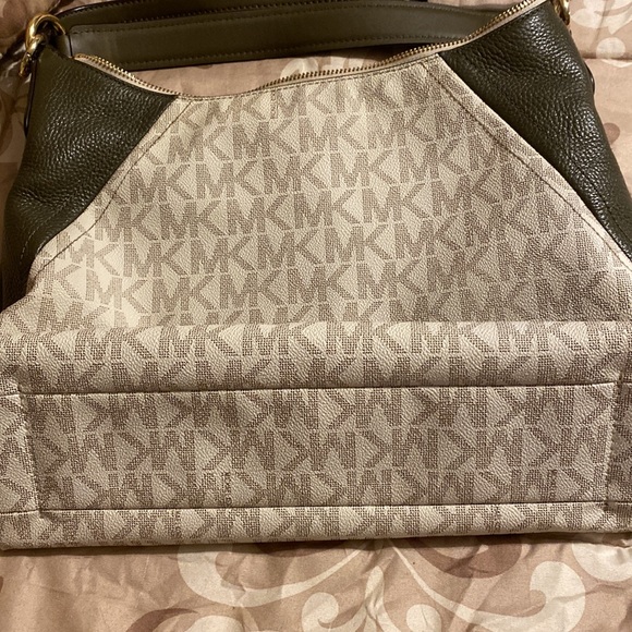 Authentic! Michael Kors Purse! - Picture 11 of 15